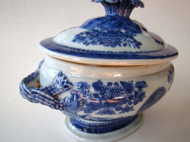 A wonderful small Chinese export porcelain blue Fitzhugh oval sauce tureen and cover circa 1810 — image 3